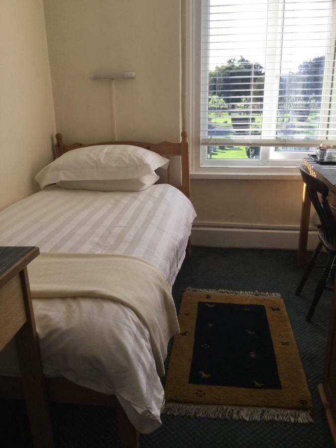 Bay Lodge Aylesbury  Bagian luar foto